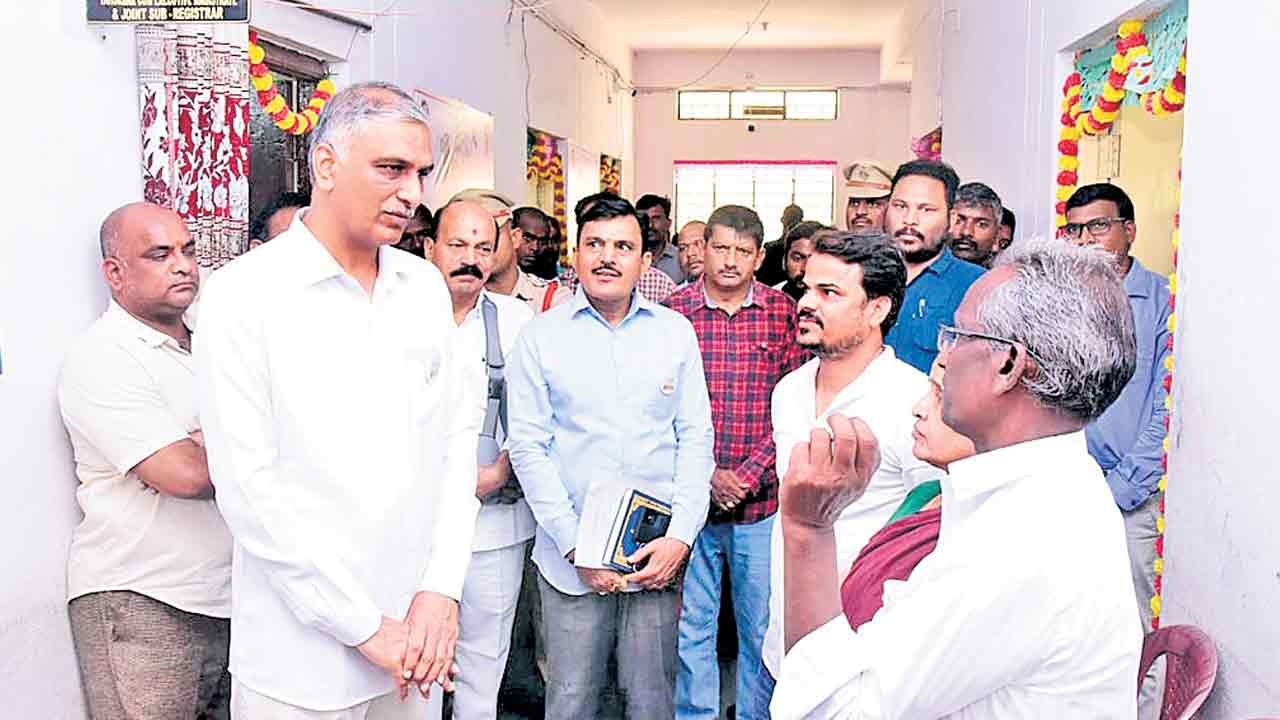 Dharani |  ధరణి తెచ్చాక మా తిప్పలు తప్పినయ్.. రైతులకు మంచి జరుగుతున్నది.. మంత్రి హరీశ్తో అన్నదాతల మాటామంతి