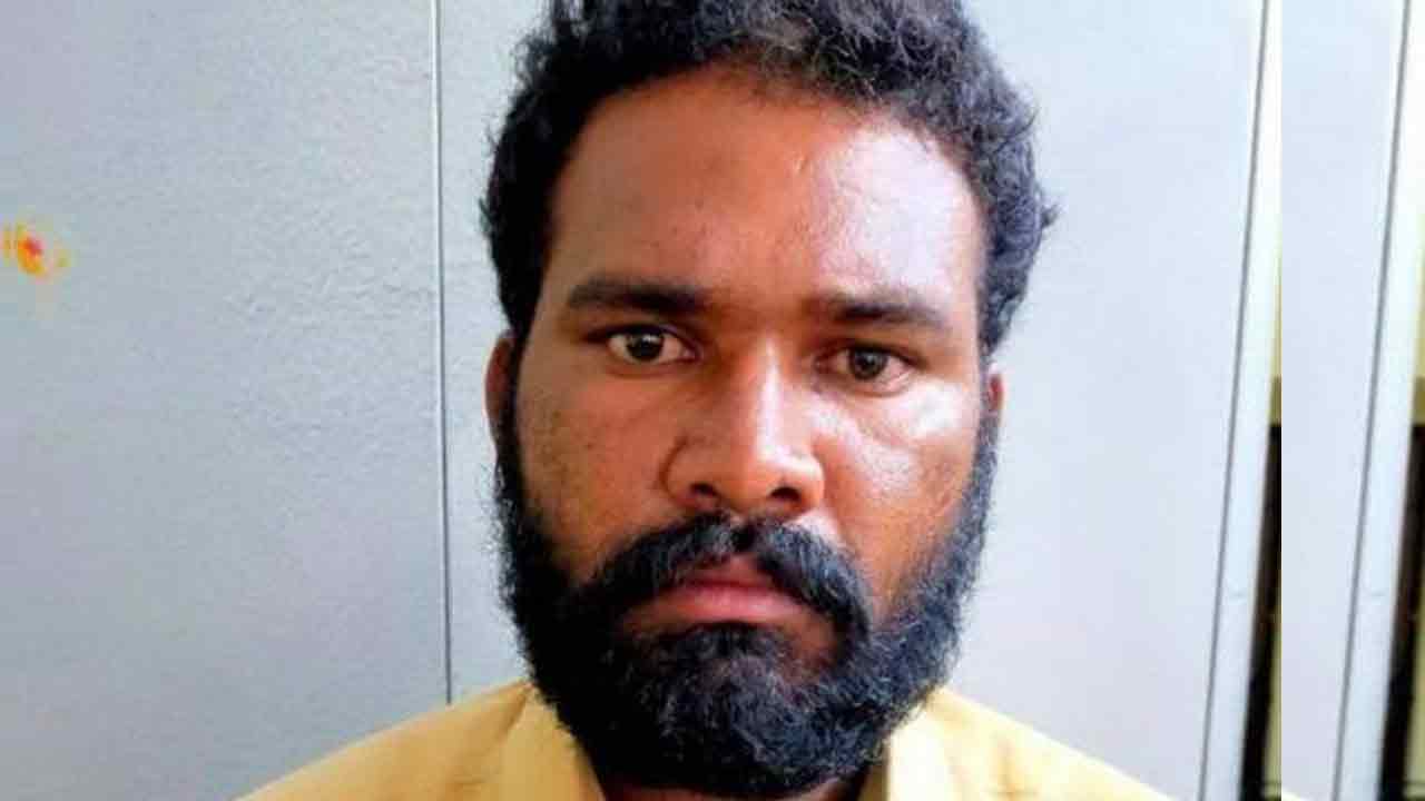 భార్య ప్రియుడి గొంతు కోసి.. రక్తం తాగాడు