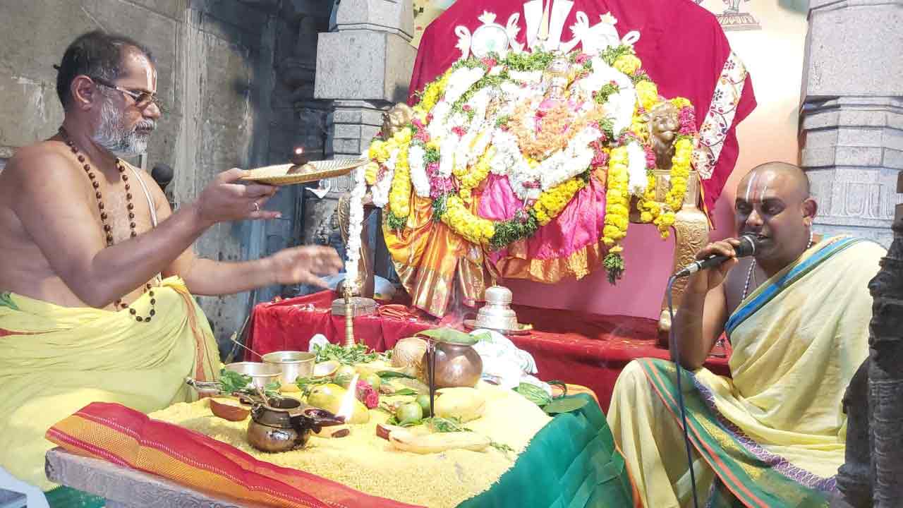 యాదగిరిగుట్టలో ఘనంగా నిత్యారాధనలు