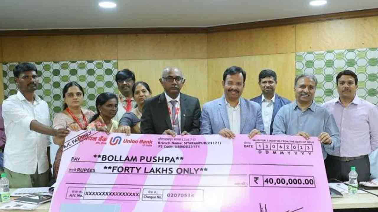 కండక్టర్‌ కుటుంబానికి 50 లక్షలు