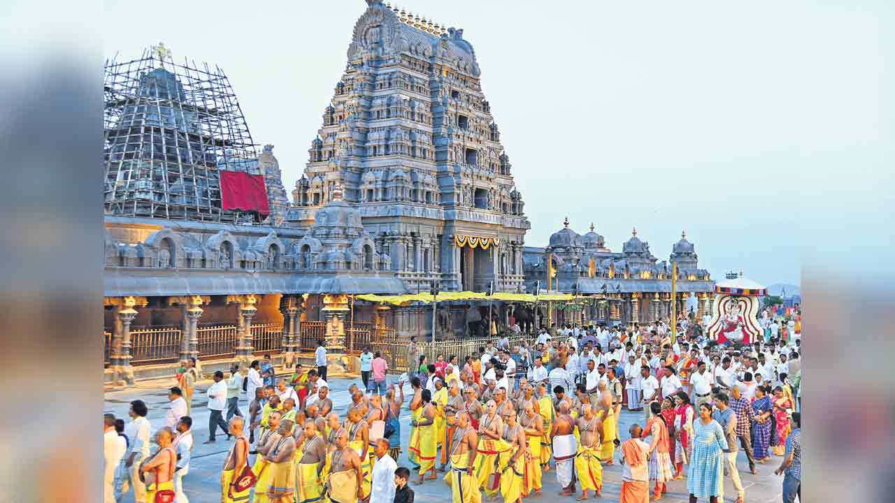 CM KCR |  రాష్ట్రంలో ఉట్టిపడుతున్న ఆధ్మాత్మిక వైభవం.. సీఎం కేసీఆర్‌ నేతృత్వంలో ప్రణాళికాబద్ధంగా ఆలయాల అభివృద్ధి