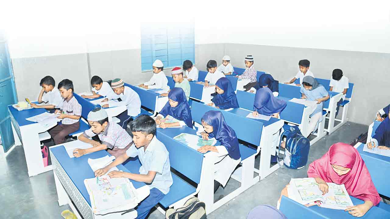 సర్కారు బడుల్లో అడ్మిషన్లు పుల్