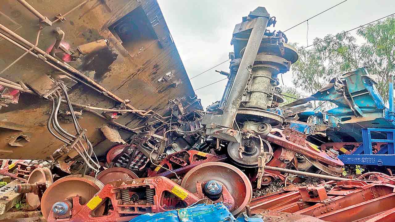 మరో ప్రమాదం.. తప్పిన ప్రాణ నష్టం