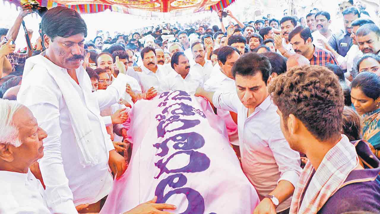 గులాబీ సైనికుడికి కన్నీటి వీడ్కోలు