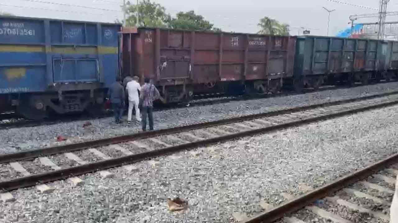 జడ్చర్లలో ఊడిపోయిన గూడ్స్‌ వ్యాగన్లు