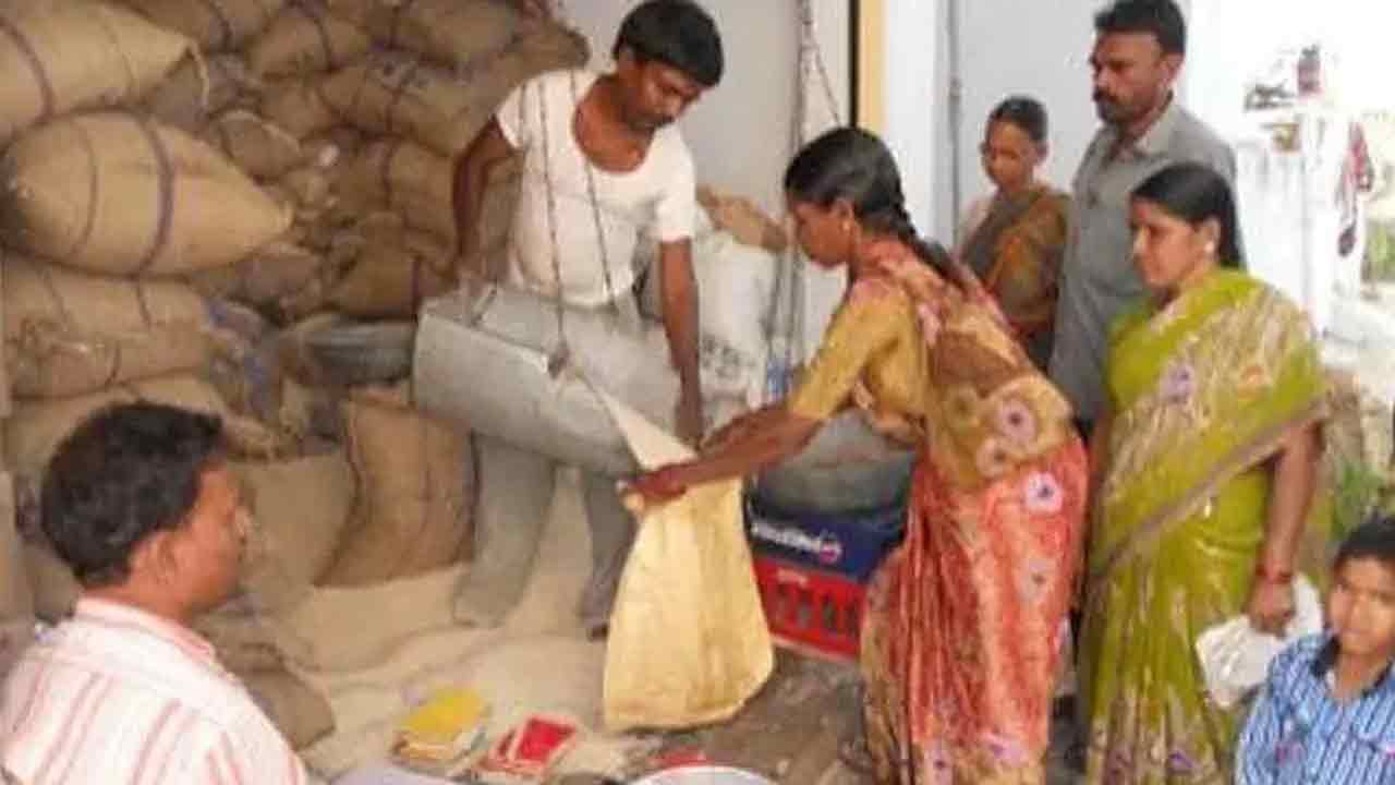 సమ్మెకు దిగిన రేషన్‌ డీలర్లు