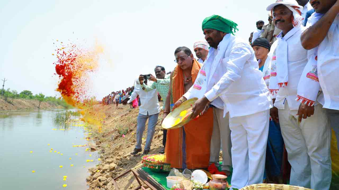 సీఎం కేసీఆర్కు కృతజ్ఞతలతో…. కాళేశ్వర గంగకు నీరాజనం
