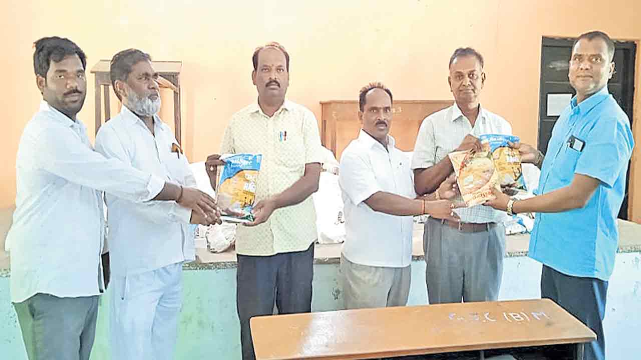 ప్రభుత్వ బడుల్లో చేర్పించాలి