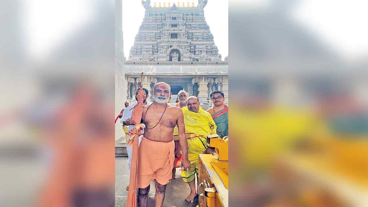 లక్ష్మీనరసింహుడి సేవలో మాధవానంద స్వామి