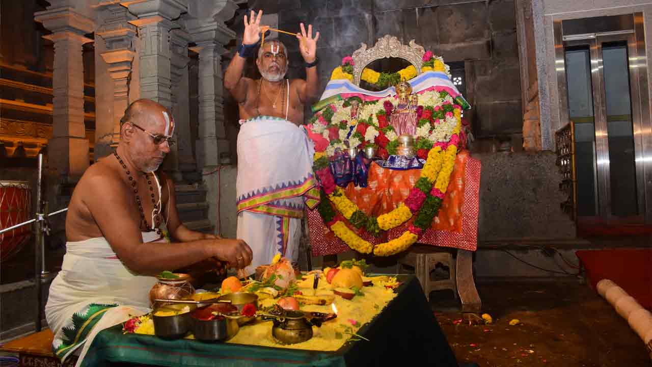 యాదగిరీశుడికి తిరువీధి సేవోత్సవం