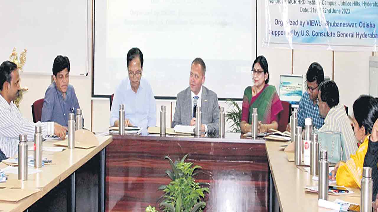 లోతైన విశ్లేషణతో వార్తలివ్వాలి