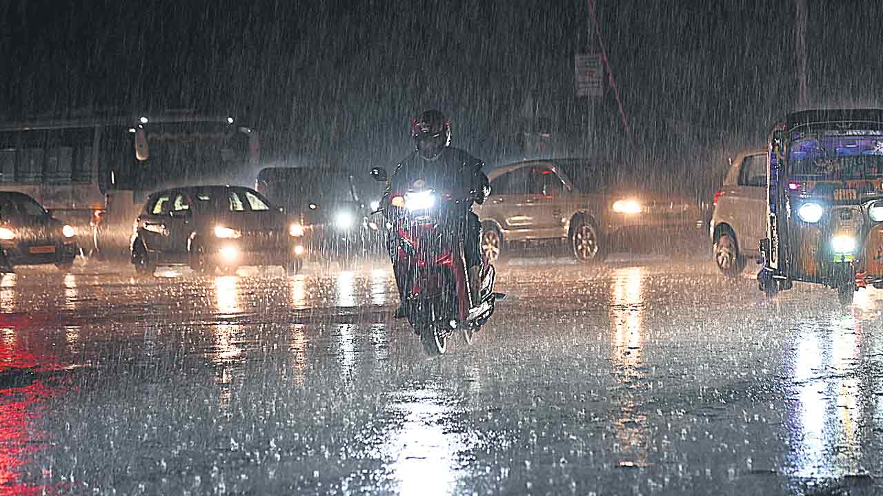 నగరంలో జల్లులు