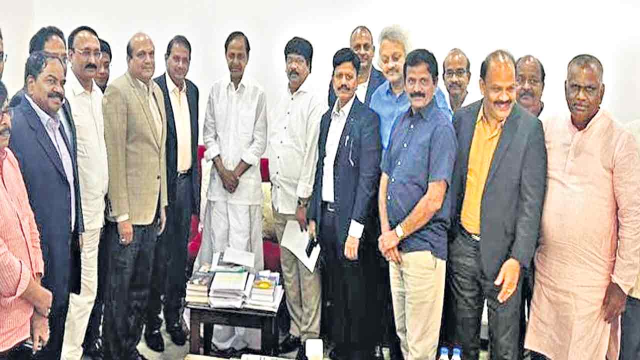 కాపు భవన నిర్మాణానికి స్థలం ఇవ్వండి