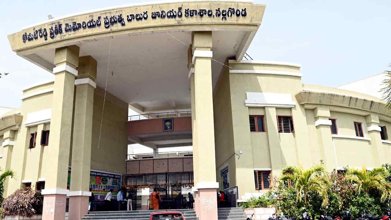 వసతుల్లో ఫస్ట్‌ .. బోధనలో బెస్ట్‌