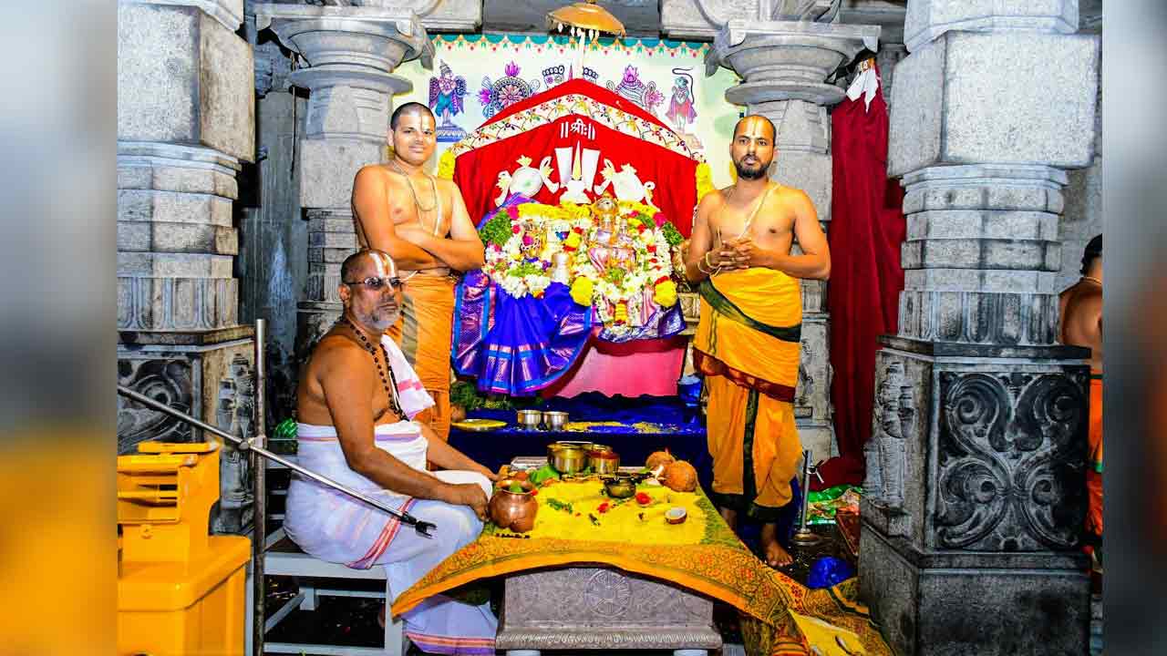 స్వయంభూ నారసింహుడికి నిత్యారాధనలు