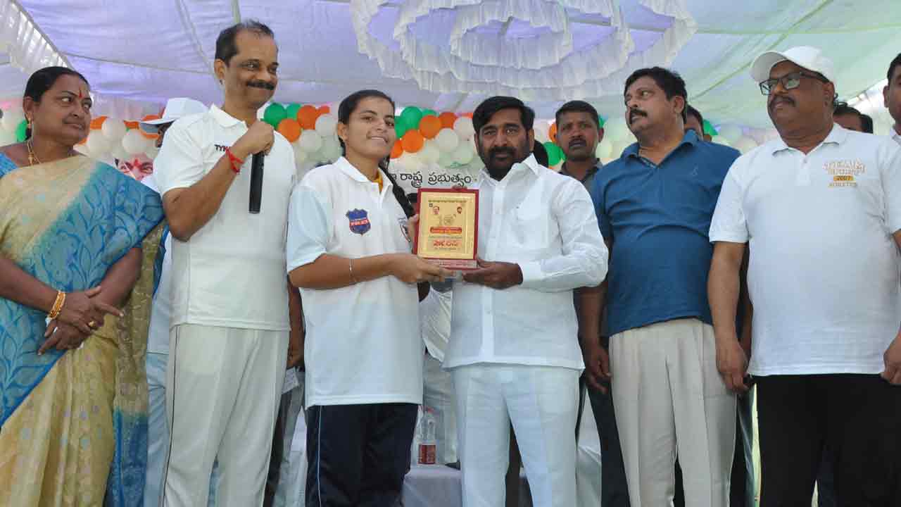 యువత భవితకు కేరాఫ్‌ సీఎం కేసీఆర్‌