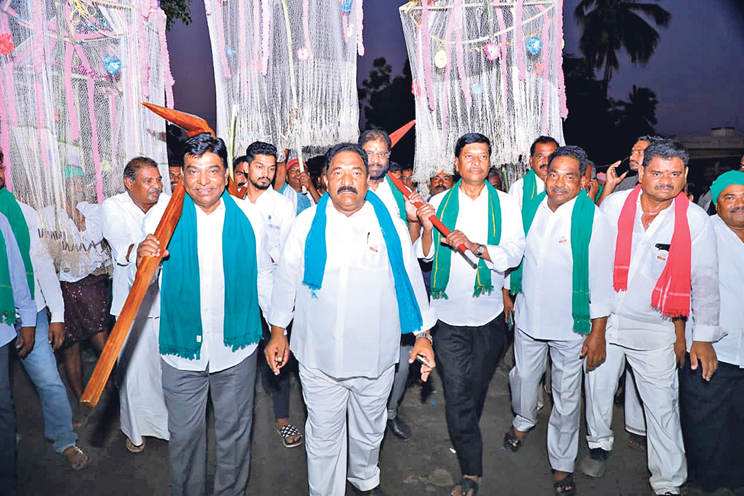 భువనగిరిలో ఫిష్ ఫుడ్ ఫెస్టివల్లో చేప వంటకాలను రుచి చూస్తున్న రాష్ట్ర ఫిషరీస్ చైర్మన్ పిట్టల రవీందర్ తదితరులు