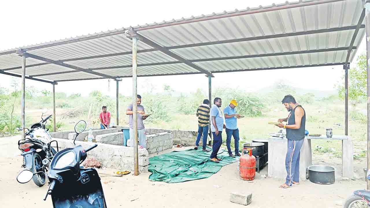 ఆర్టీవో కార్యాలయ ఆవరణలో దావత్‌