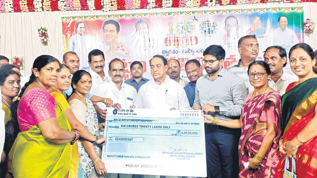 పట్టణాల్లో ప్రగతి సందడి