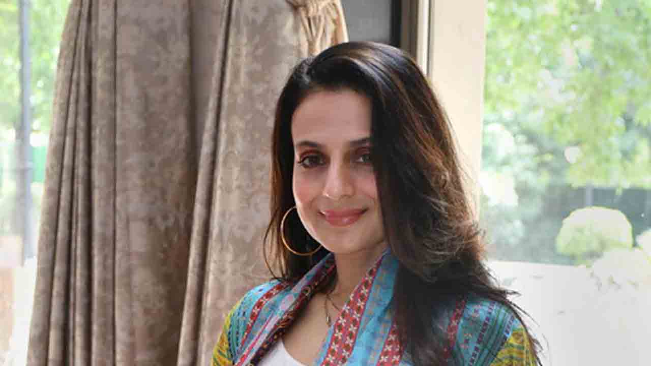 Ameesha Patel |  కోర్టులో లొంగిపోయిన అమీషా పటేల్‌.. ఎందుకో తెలుసా?