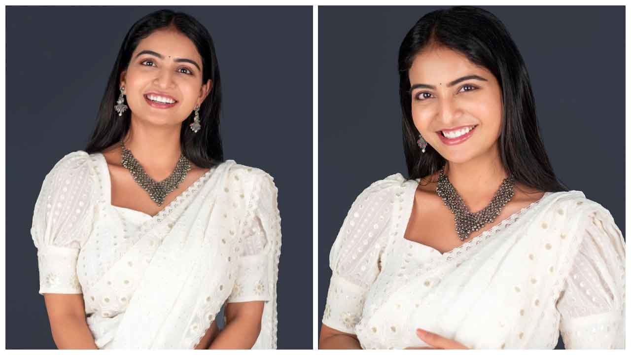 Ananya Nagalla | ముసిముసి నవ్వులతో మురిపిస్తున్న అనన్య నాగళ్ల..
