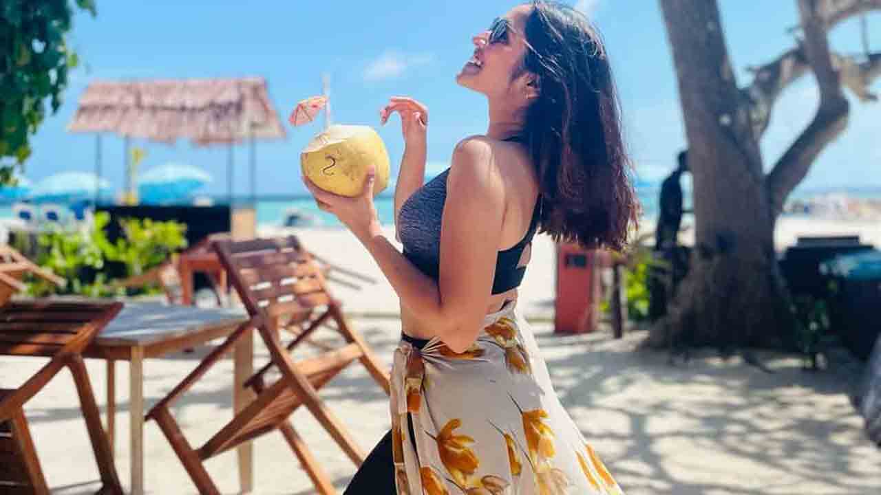 Anikha Surendran | బీచ్లో అనిఖా సురేంద్రన్ షికారు.. ఎక్కడికెళ్లిందో తెలుసా..?
