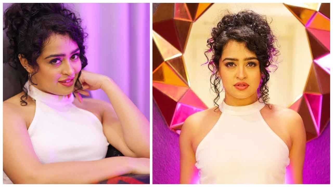 Apsara Rani | మినీ స్కర్ట్స్‌లో గాలం వేస్తున్న ఆర్జీవి భామ అప్సర రాణి..