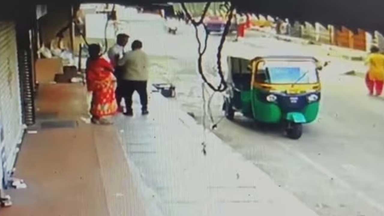 Bengalore incident | రైడ్ క్యాన్సిల్ చేయలేదని కస్టమర్పై ఆటో డ్రైవర్ దాడి.. వీడియో