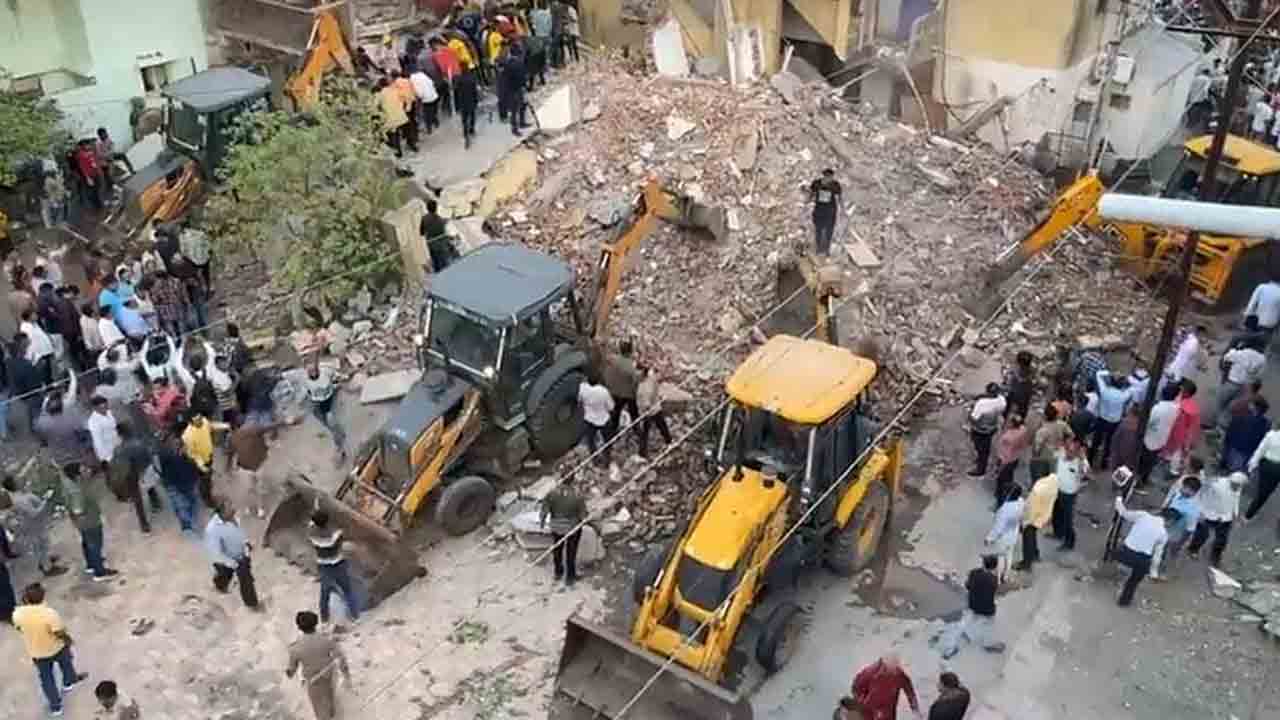 Building Collapse | గుజరాత్ లో కుప్పకూలిన మూడంతస్తుల భవనం.. బాలుడు సహా నలుగురి దుర్మరణం..?!