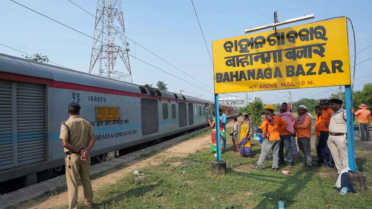 Bahanaga railway station |  బాహానగా రైల్వే స్టేషన్‌కు సీబీఐ సీల్‌