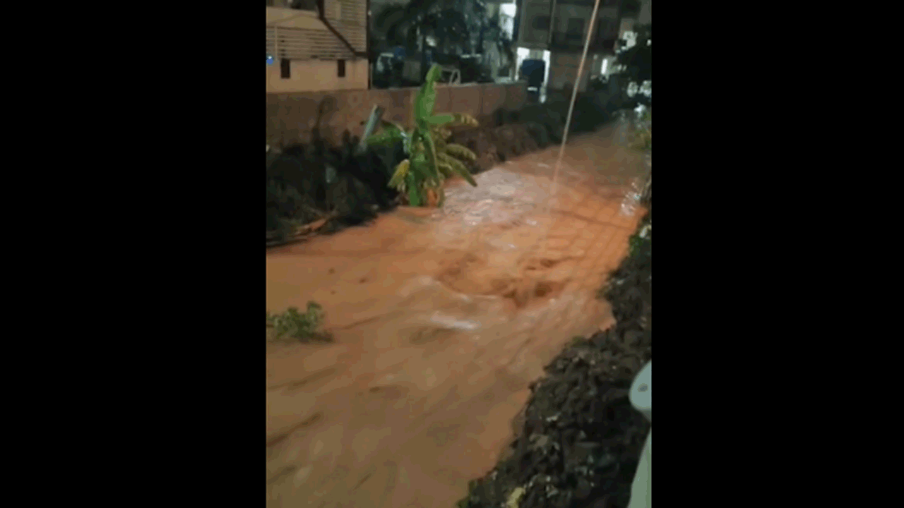 Bengaluru Rains | బెంగళూరును ముంచెత్తిన వర్షం.. నదులను తలపిస్తున్న కాలనీలు