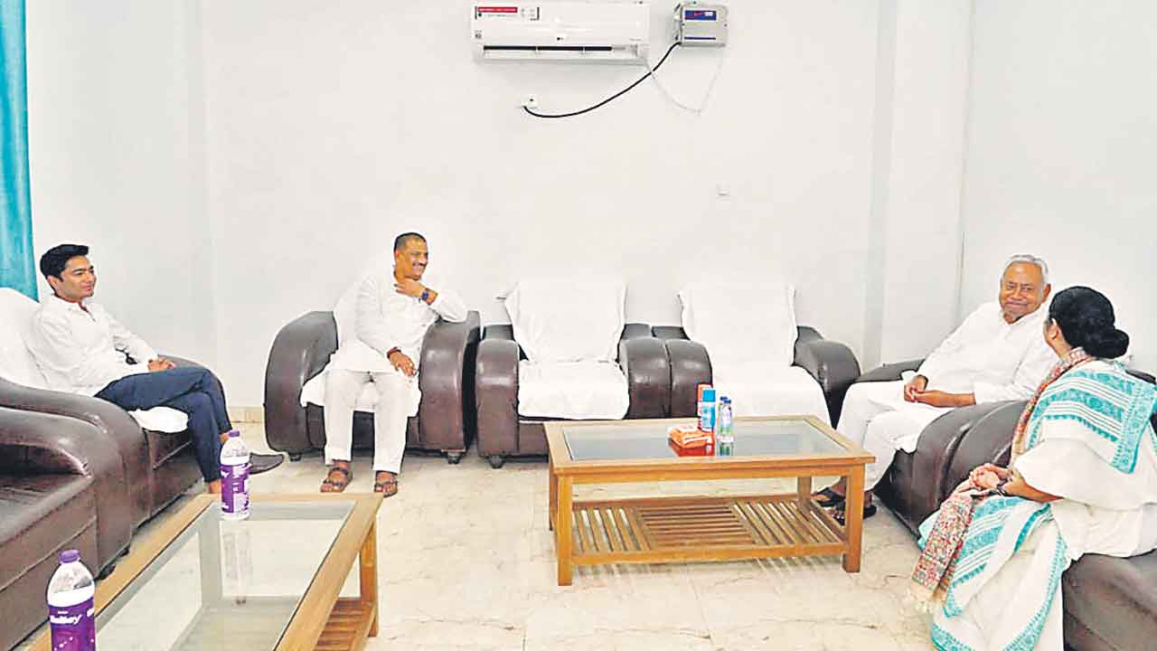 Opposition meet |  ఆరాటం ఎక్కువ.. ఆచరణ తక్కువ.. ప్రధాన పార్టీలు లేకుండానే పాట్నాలో విపక్షాల భేటీ