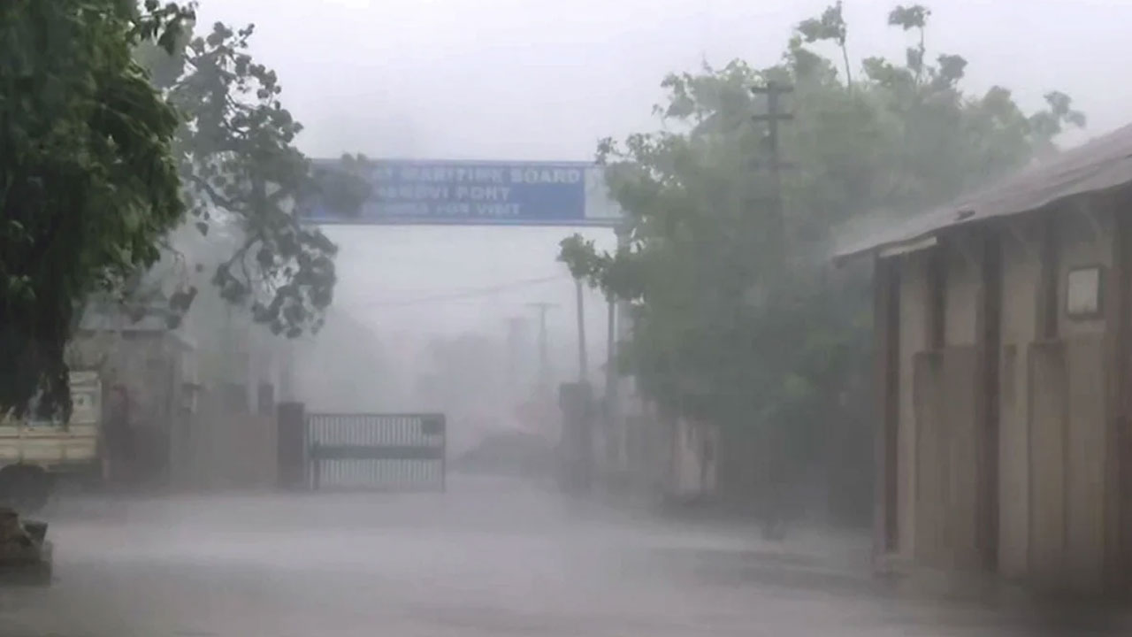 Cyclone Biparjoy | తీరందాటిన బిపర్‌జాయ్‌.. గుజరాత్‌లో భీకర గాలులు.. కుండపోతగా కురుస్తున్న వర్షం