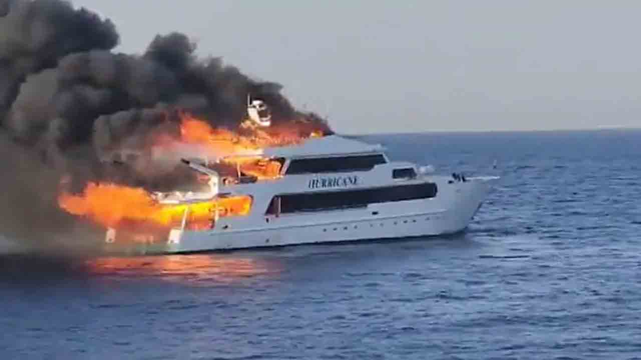 Watch: టూరిస్ట్‌ బోటులో చెలరేగిన మంటలు.. ముగ్గురు పర్యాటకులు గల్లంతు