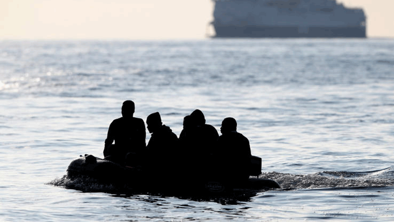 Boat Capsize | వలసదారులతో వెళ్తున్న మరో పడవ బోల్తా.. 37 మంది గల్లంతు