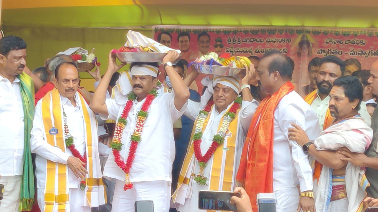 Golconda Bonalu | గోల్కొండలో మొదలైన బోనాల వేడుక.. పట్టువస్త్రాలు సమర్పించిన మంత్రులు