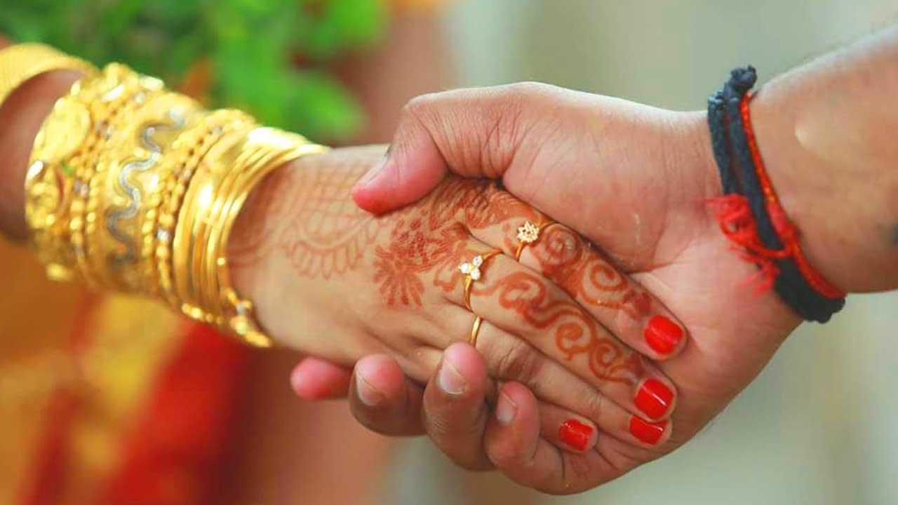 Bride Dragged Away | తాళి కట్టడానికి కొన్ని క్షణాల ముందు పెళ్లి పీటల పైనుంచి వధువును లాక్కెళ్లిన పోలీసులు..!