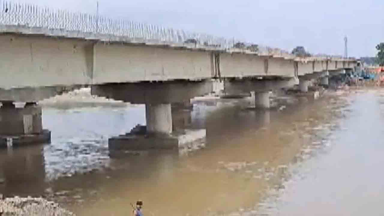 Bridge Collapses | బీహార్‌లో కూలిన నిర్మాణంలో ఉన్న వంతెన.. రెండు వారాల్లో రెండో సంఘటన