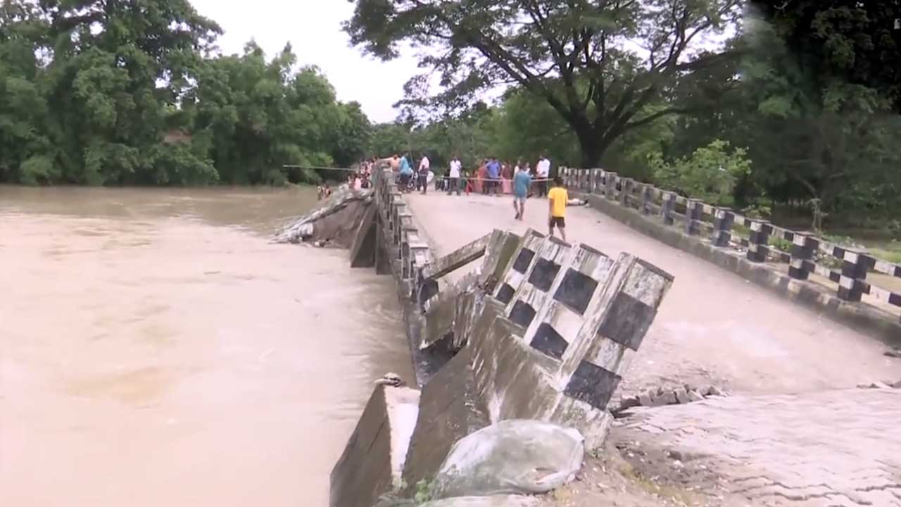 Pagladiya River | అస్సాంలో కుంభవృష్టి.. వరద తాకిడికి కూలిపోయిన పగ్లాడియా బ్రిడ్జి.. Video
