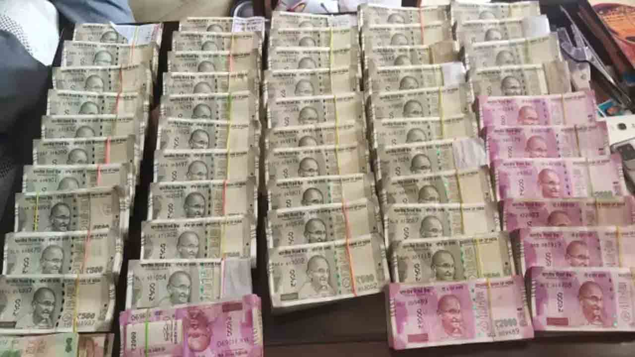 Vigilance Raids | విజిలెన్స్ దాడులు.. పక్కింటి టెర్రస్‌పైకి రూ 2 కోట్ల క్యాష్ బాక్స్‌లు విసిరేసిన ఒడిశా అదనపు కలెక్టర్ !