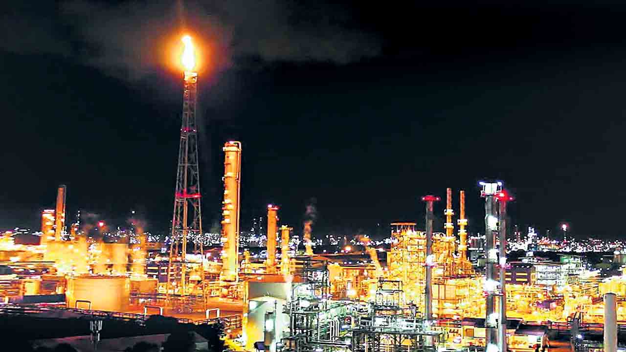 సంక్షోభాన్ని అధిగ‌మించి..