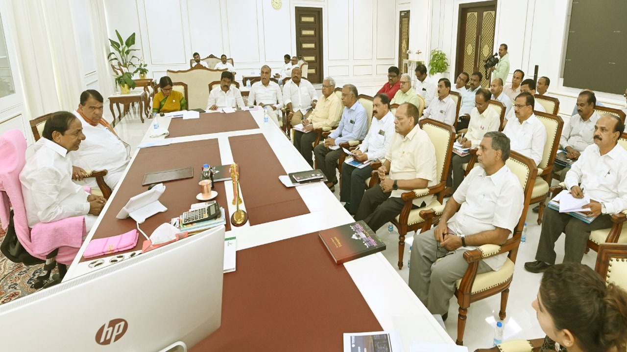 CM KCR | పైసలు పోయినా ఫర్వాలేదు.. పంటలు కాపాడాలి.. అధికారులకు సీఎం కేసీఆర్‌ ఆదేశం