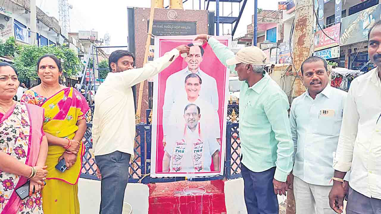 దళిత బాంధవుడు సీఎం కేసీఆర్‌