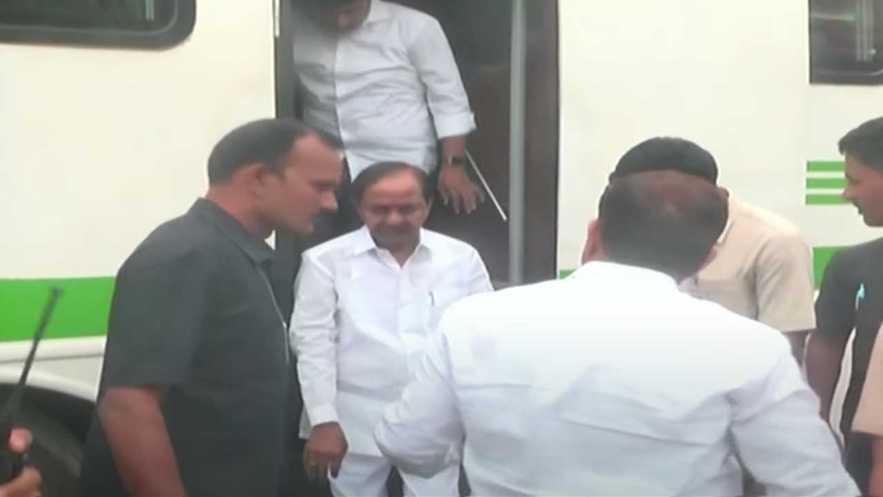 CM KCR at Sarkoli village | సర్కోలీ గ్రామంలో బీఆర్‌ఎస్‌ నేతలతో సీఎం కేసీఆర్‌ సమావేశం