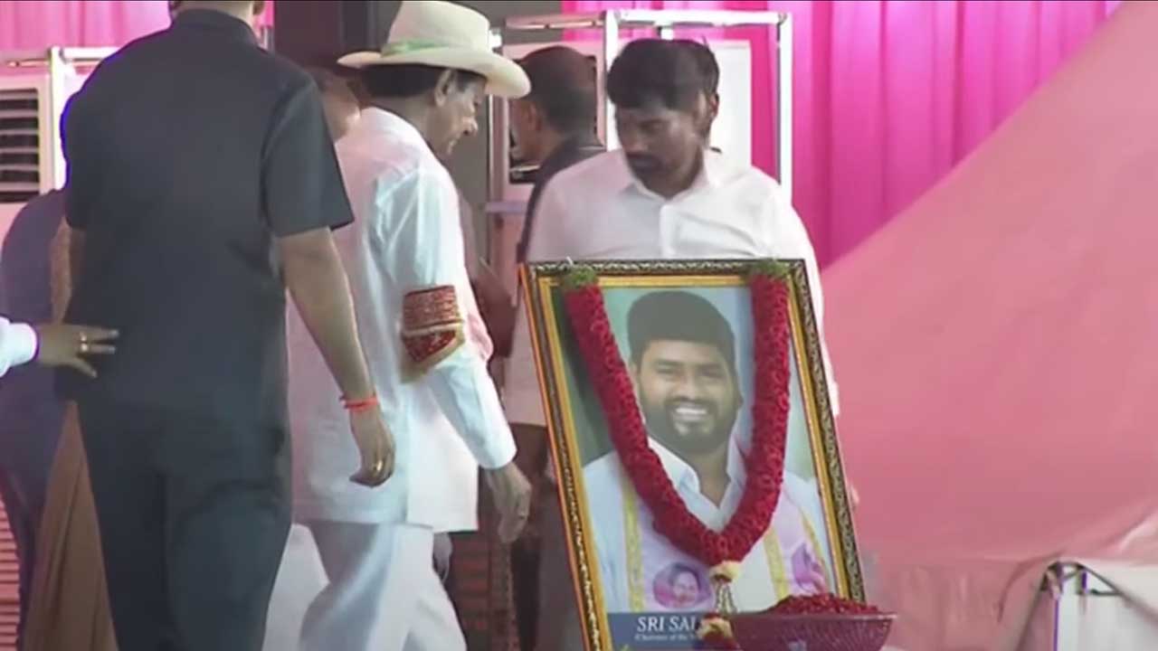 CM KCR tributes to Saichand | ఆసిఫాబాద్ సభా వేదికపై గాయకుడు సాయిచంద్‌కు సీఎం కేసీఆర్‌ నివాళి