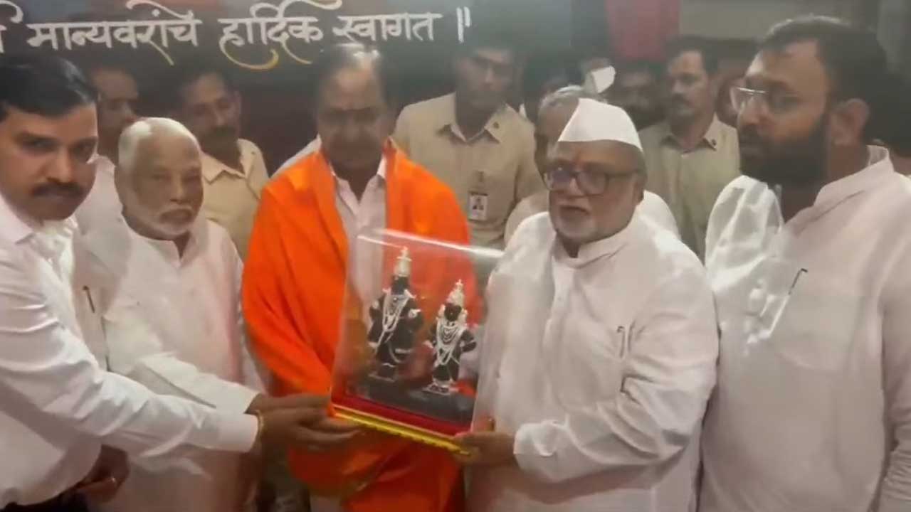 Cm Kcr With Idol Of Gods