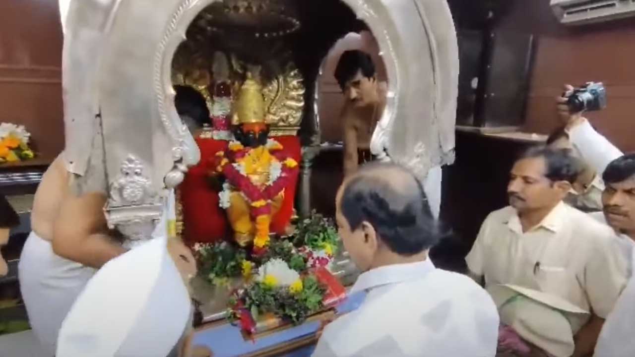 CM KCR at temple | విఠలేశ్వరుడికి, రుక్మిణీ అమ్మవారికి పట్టువస్త్రాలు సమర్పించిన సీఎం కేసీఆర్‌