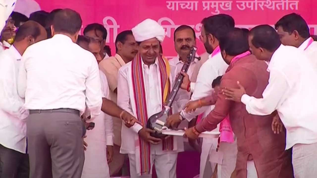 Grand Welcome to KCR | సీఎం కేసీఆర్‌కు సర్కోలీలో ఘన స్వాగతం.. తులసిమాలతో సత్కరించిన భగీరథ్‌ బాల్కే