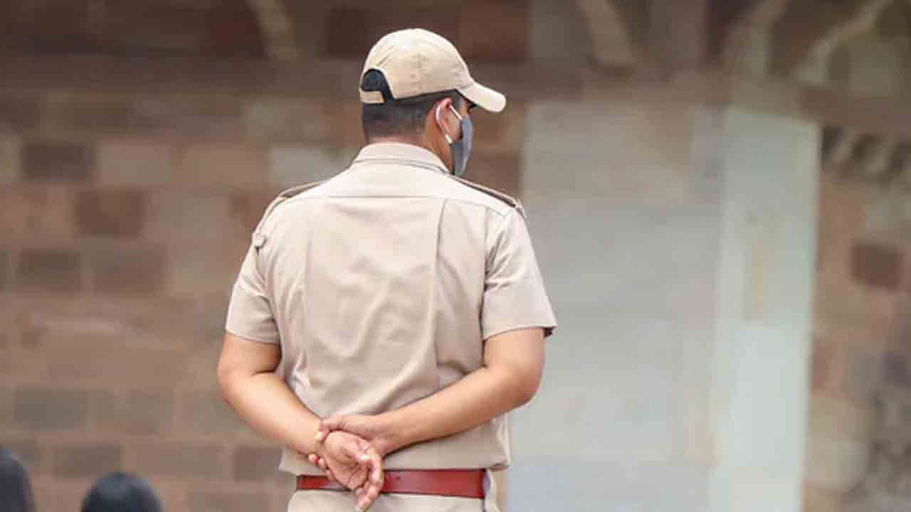 నాలుగేండ్లుగా పనిచేయకున్నా జీతం!