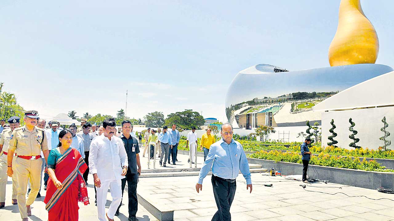 22న కళాకారులతో భారీ ప్రదర్శన